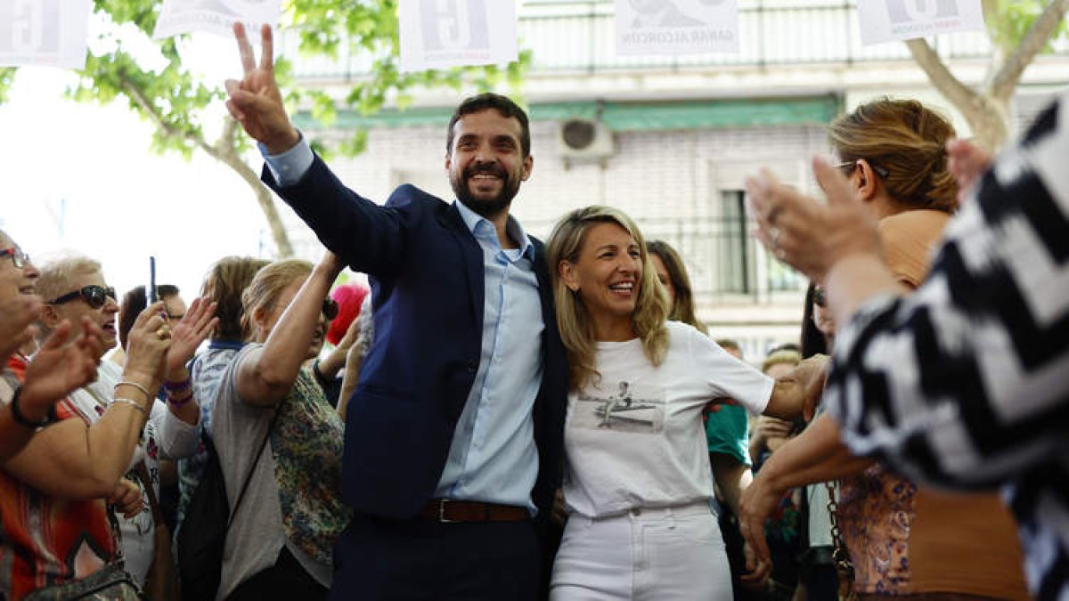 Yolanda Díaz, ayer, con el candidato por Podemos en Alcorcón, Roberto Sotomayor. RODRIGO JIMÉNEZ