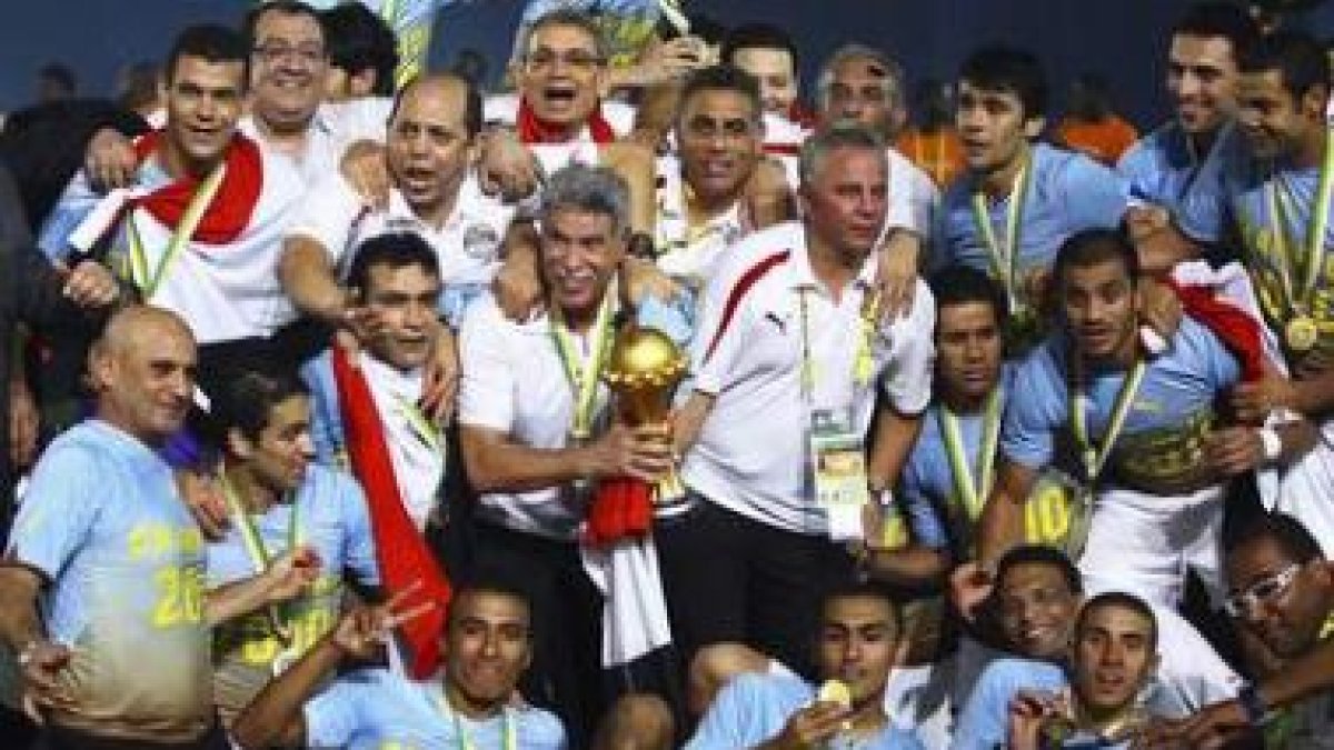 La selección de Egipto celebra la tercera Copa de África que logra de forma consecutiva.