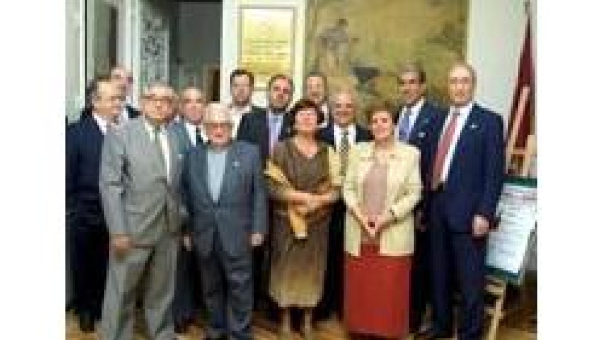 Imagen de familia de los premiados por la Casa de León
