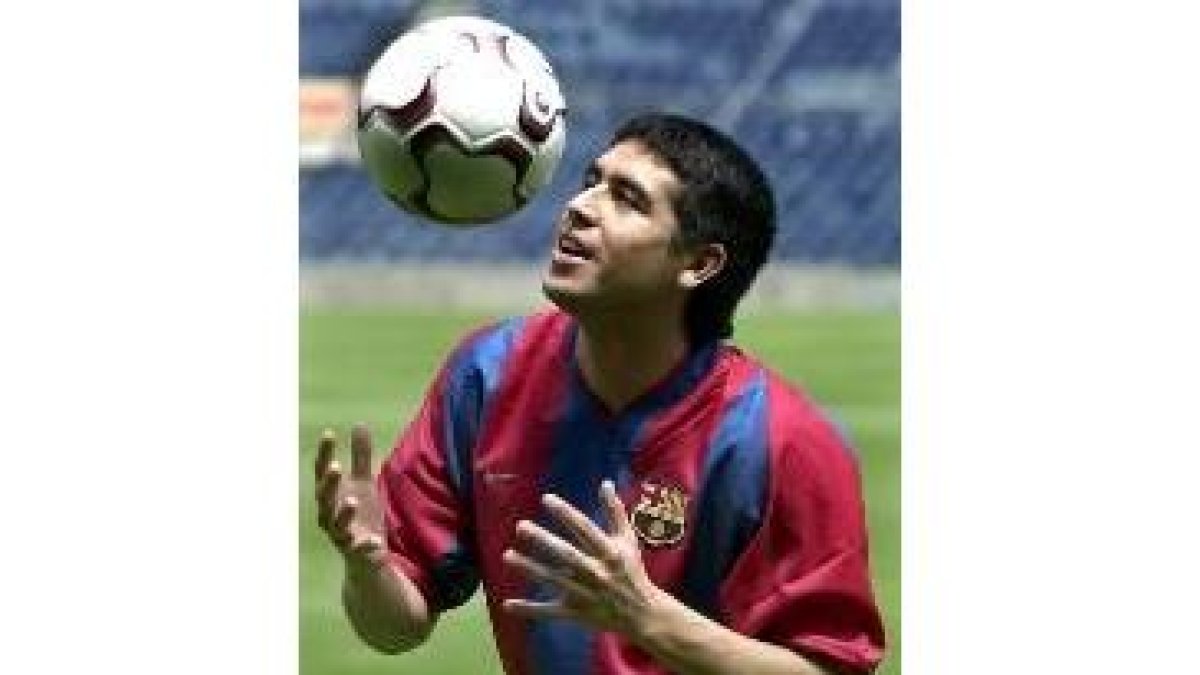 Riquelme pisó por primera vez el césped del Camp Nou como blaugrana