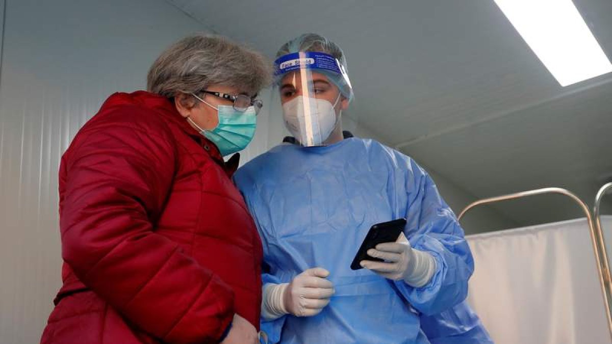Una sanitaria atiende a una mujer. ROBERT GHEMENT