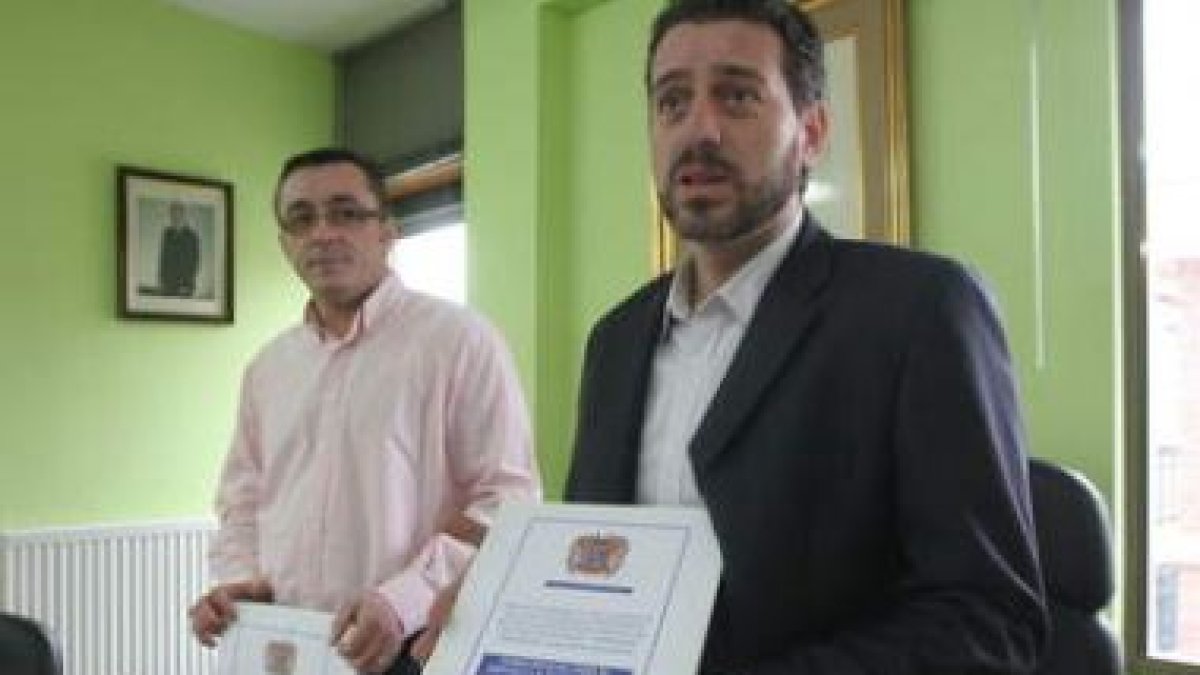 El alcalde, a la derecha, presentó ayer los proyectos.