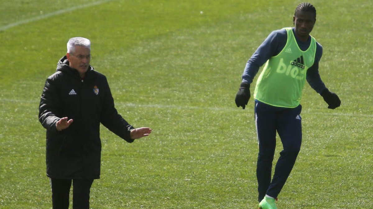 Fabri da instrucciones a sus jugadores durante un entrenamiento de la Deportiva en el Anexo de El Toralín. L. DE LA MATA