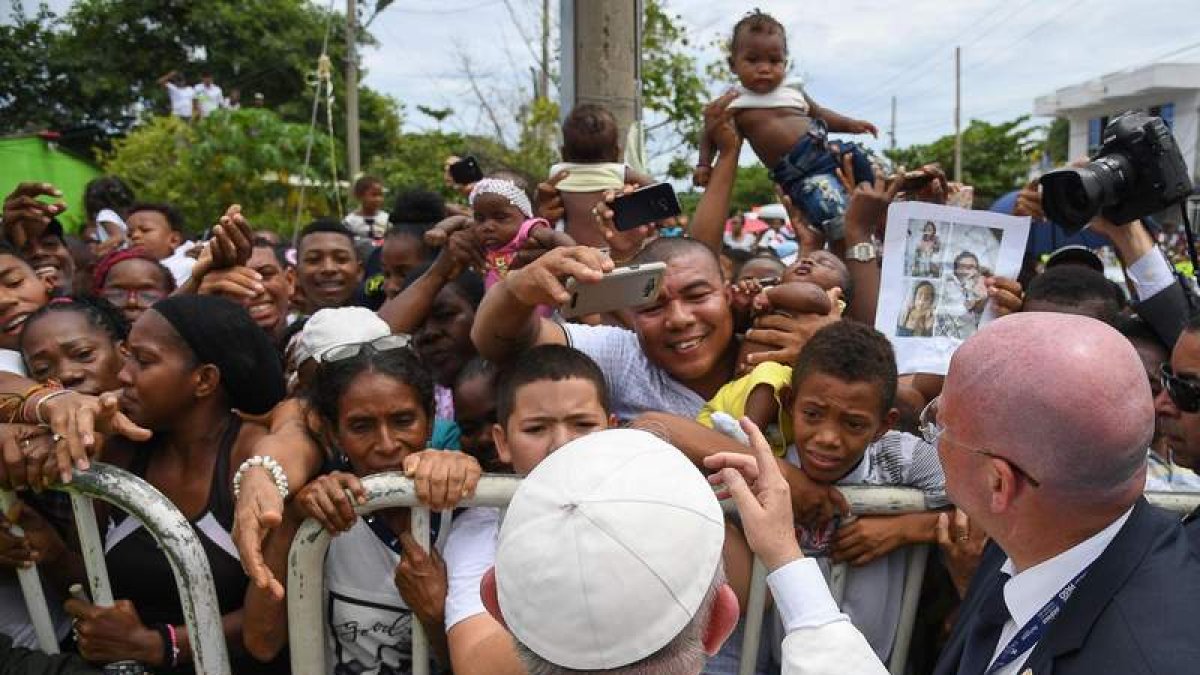 El papa se despide de los colombianos con el calor de la gente. ALESANDRO DI MEO