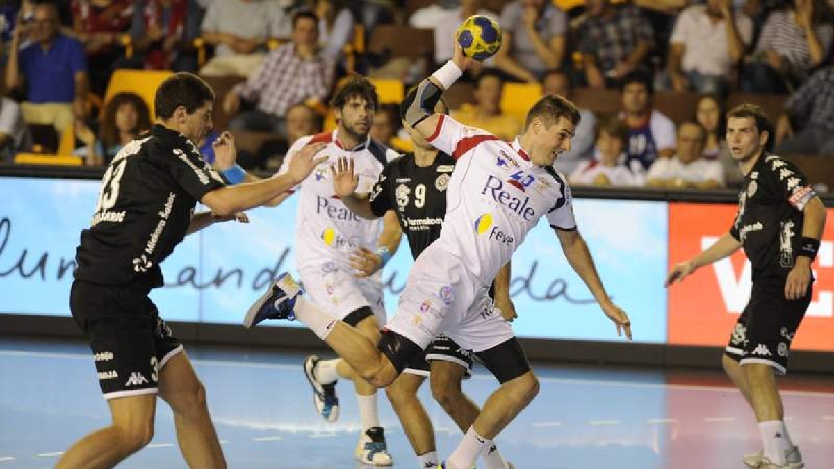 El central serbio del Reale Ademar, Dalibor Cutura, que fue ayer de los más destacados, encuentra un hueco en la defensa del Partizan de Belgrado para marcar uno de sus cuatro tantos.