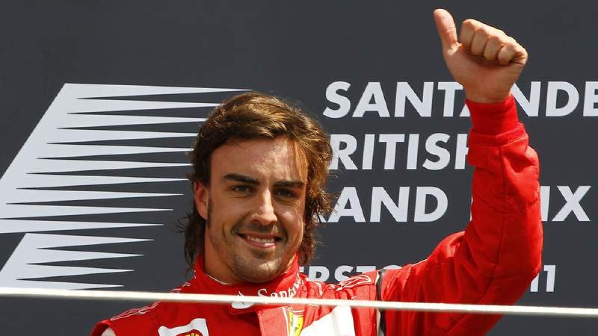 Alonso, de la escudería Ferrari, celebra su última victoria.