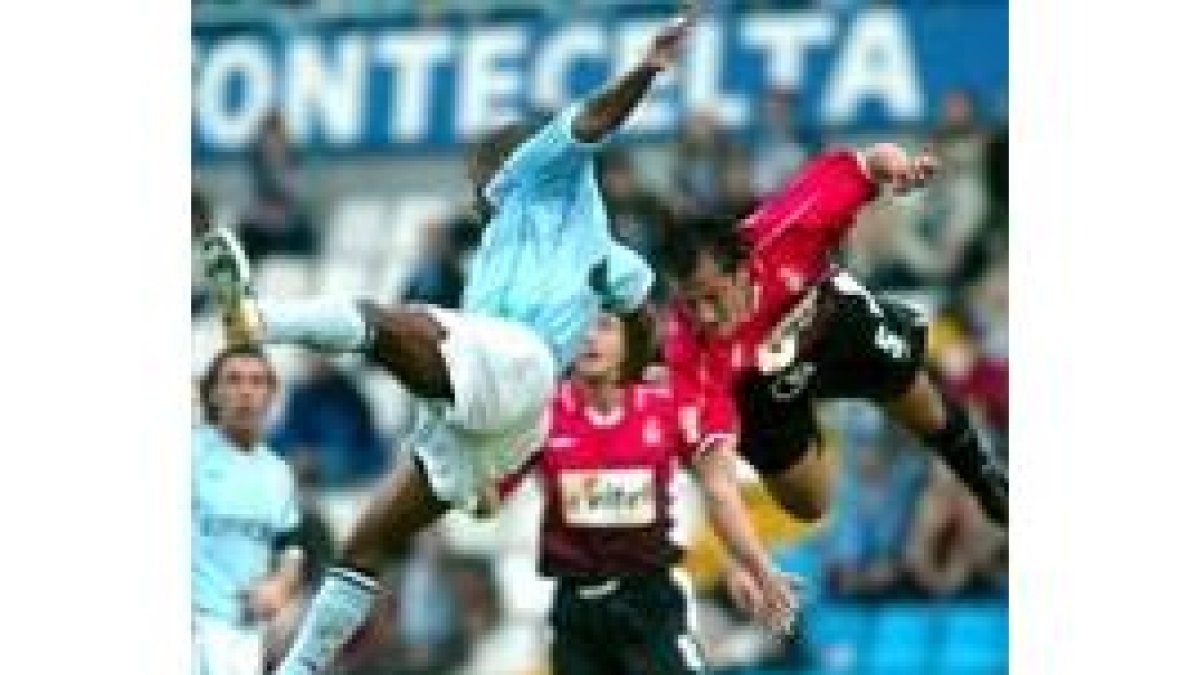 Los contendientes tratan de hacerse con el control del balón
