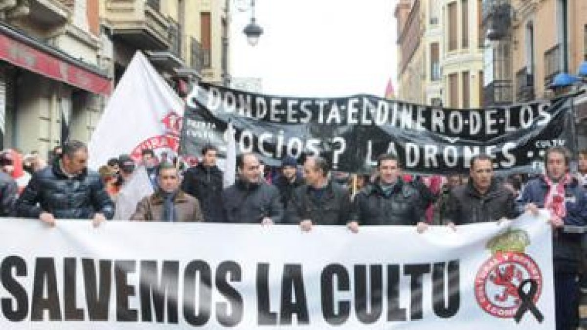 Seguidores de la Cultural, socios, simpatizantes y ex jugadores quieren decidir el futuro de su club