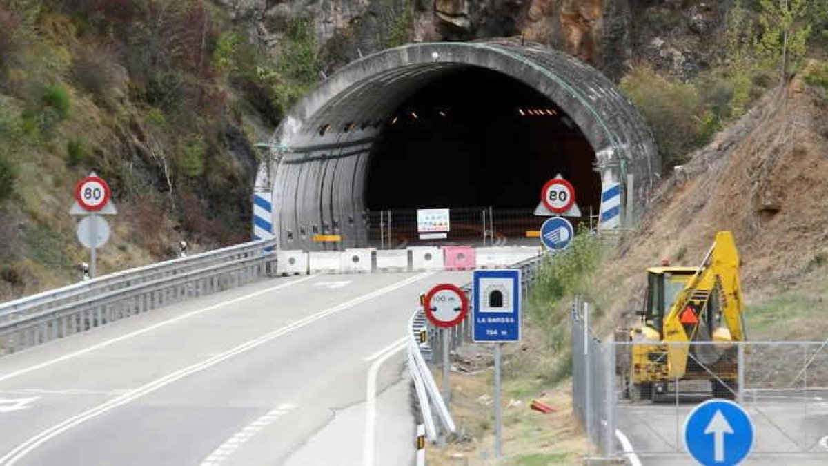 Una fisura en la estructura de la entrada del túnel de La Barosa mantiene cortada la N-120 desde el 25 de septiembre.