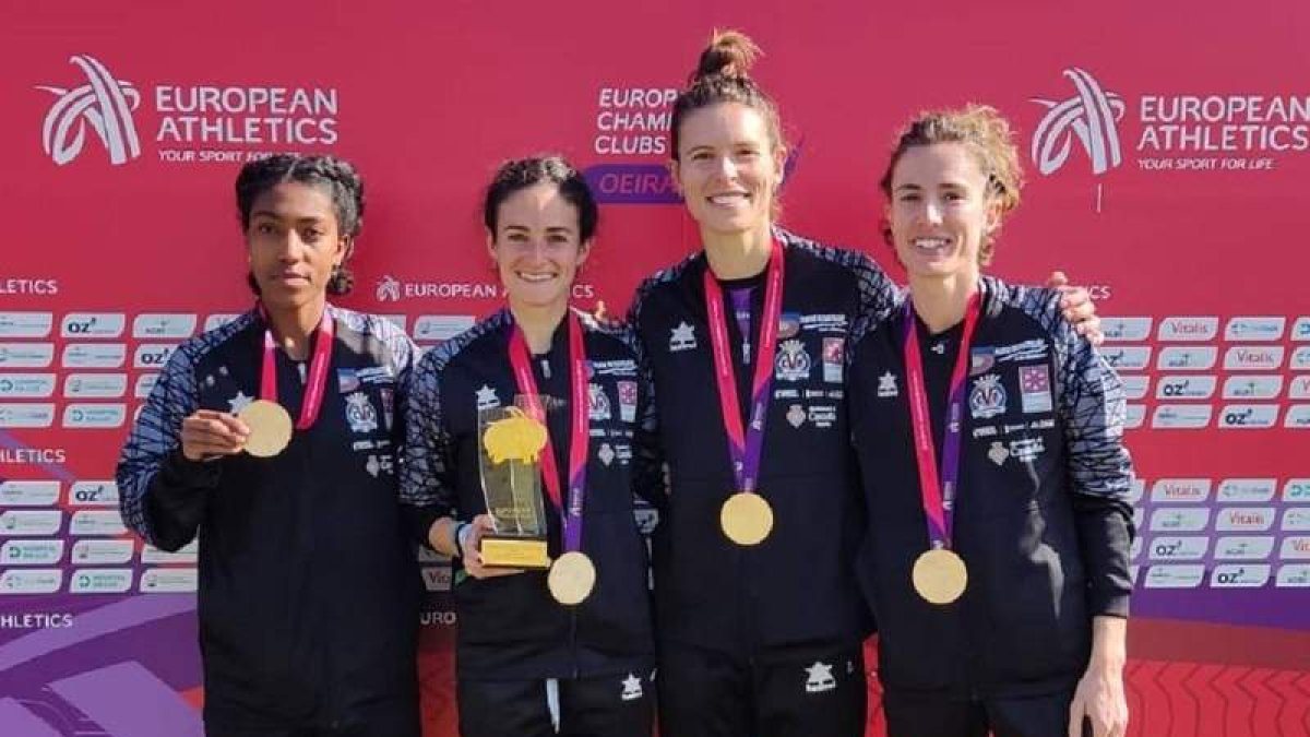 Blanca Fernández, segunda por la derecha, con su medalla de bronce lograda en Oeiras. PLAYAS DE CASTELLÓN
