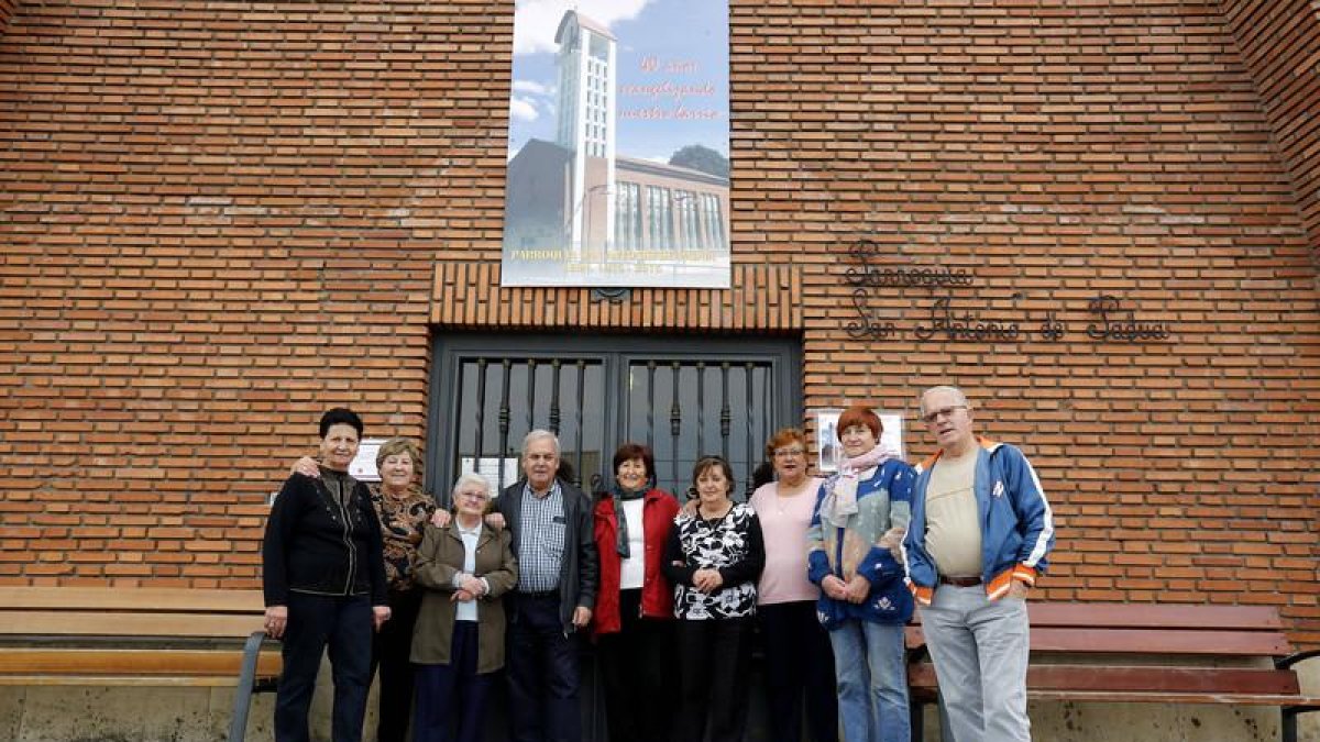 El párroco Juanjo Ruiz con feligreses de San Antonio