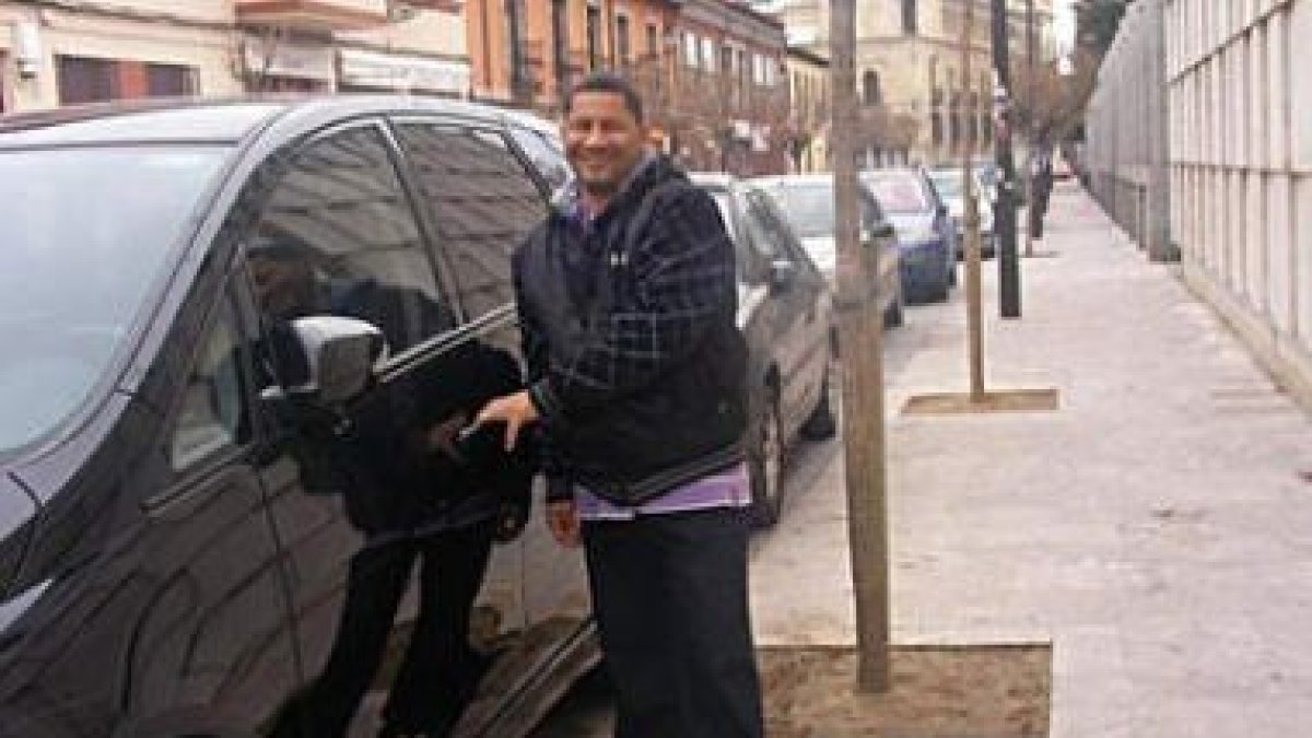 Óscar Tello junto a un coche, en una de las fotos que publicó en la red social Facebook.