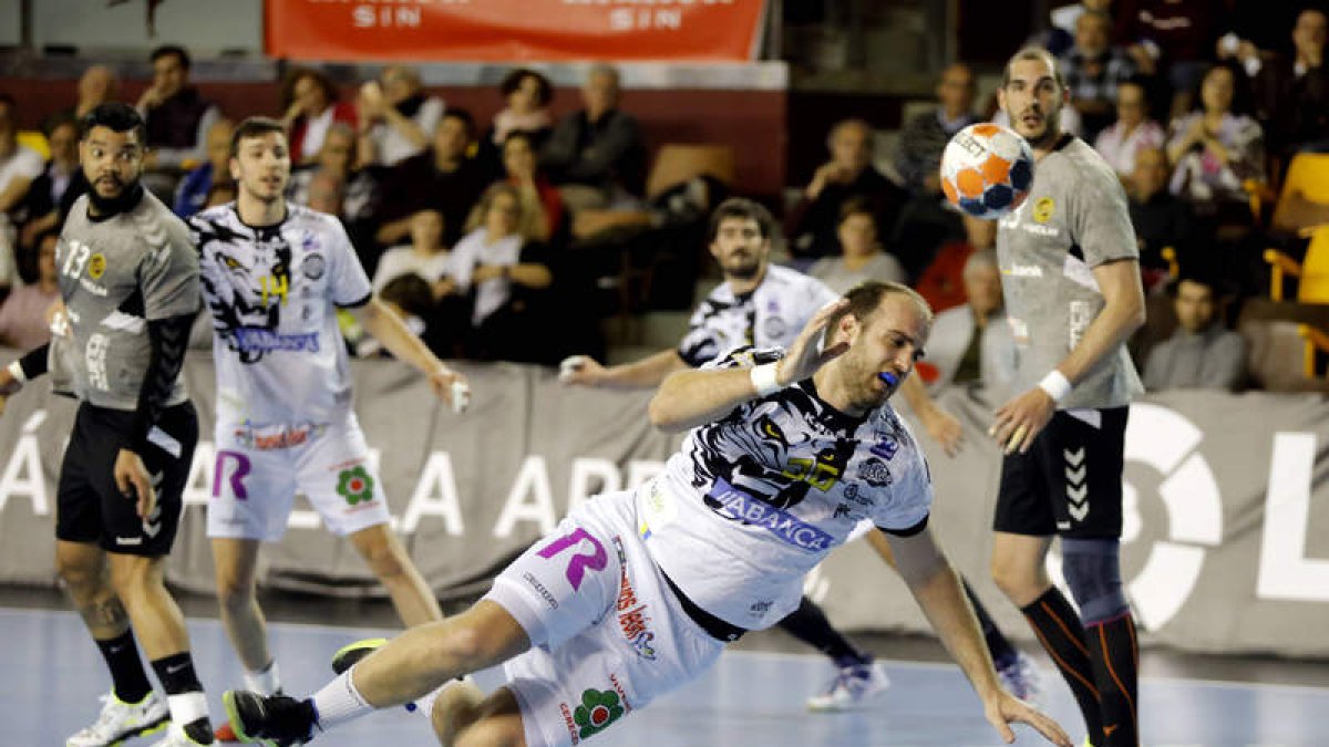 El pivote Zivan Pesic es en estos momentos el máximo goleador del Abanca Ademar. MARCIANO PÉREZ