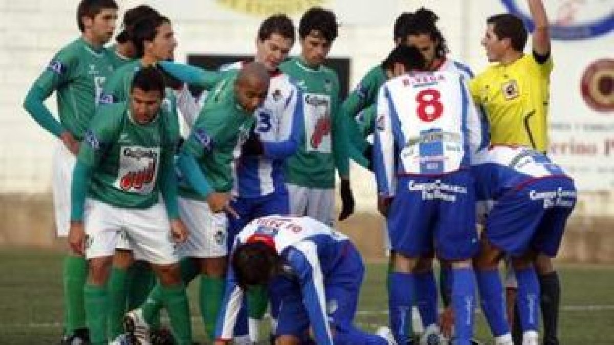 De Paula se levanta rodeado de contrarios en una falta