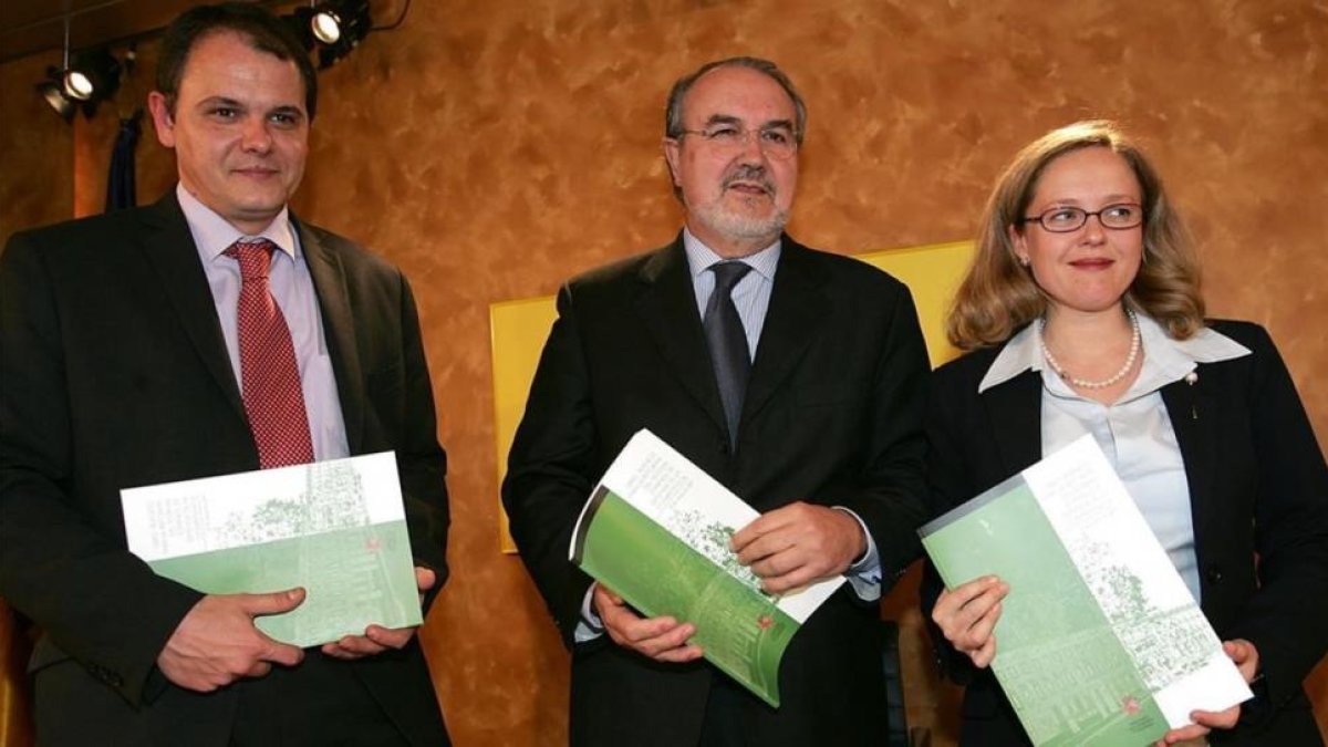 Nadia Calviño, en su etapa como directora general de Competencia en 2004, junto al exvicepresidente Pedro Solbes y al exsecretario de Estado de Economía, David Vegara.