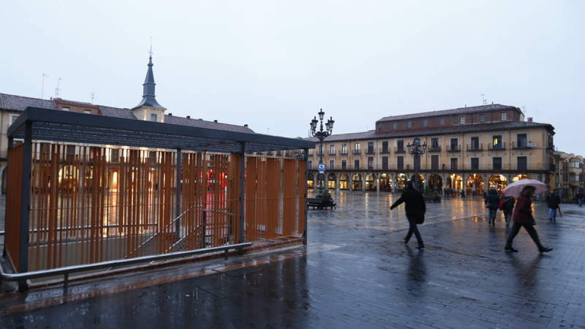 La marquesina del aparcamiento de la plaza Mayor no ha gustado a los ciudadanos.