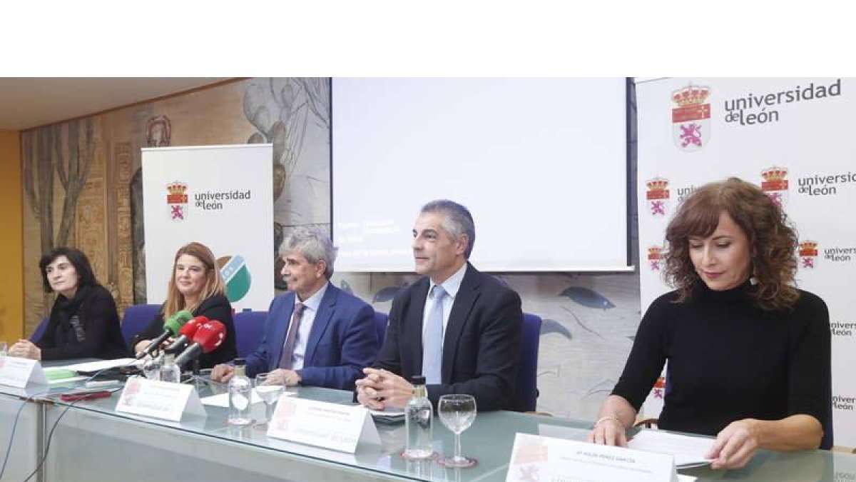 Adelina Rodríguez Pacios, Ruth Pindado, Juan Francisco García Marín, Isidoro Martínez e Hilde Pérez, ayer en la sala Gordón Ordás de la ULE. JESÚS F. SALVADORES