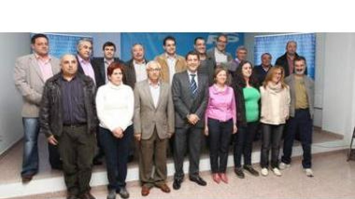 Riesco, en el centro, flanqueado por Julio Martínez Potes y Mari Crespo, con los candidatos del PP.