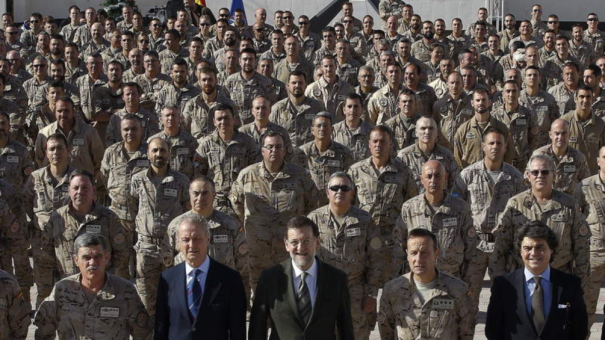 Rajoy, en el centro, posa con los militares en la base aérea de Herat durante su visita.