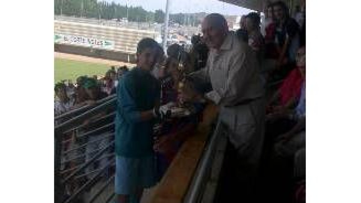 Jerónimo Alonso entregó el trofeo al capitán de la Deportiva
