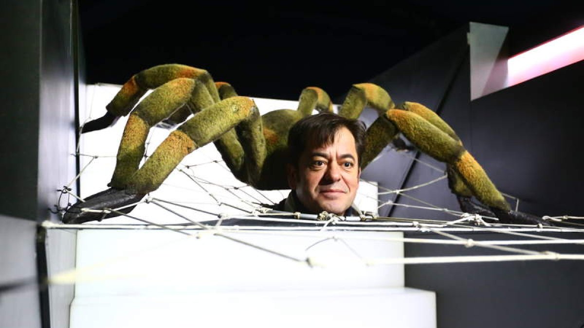 Un artilugio de la exposición permite al público convertirse en araña.
