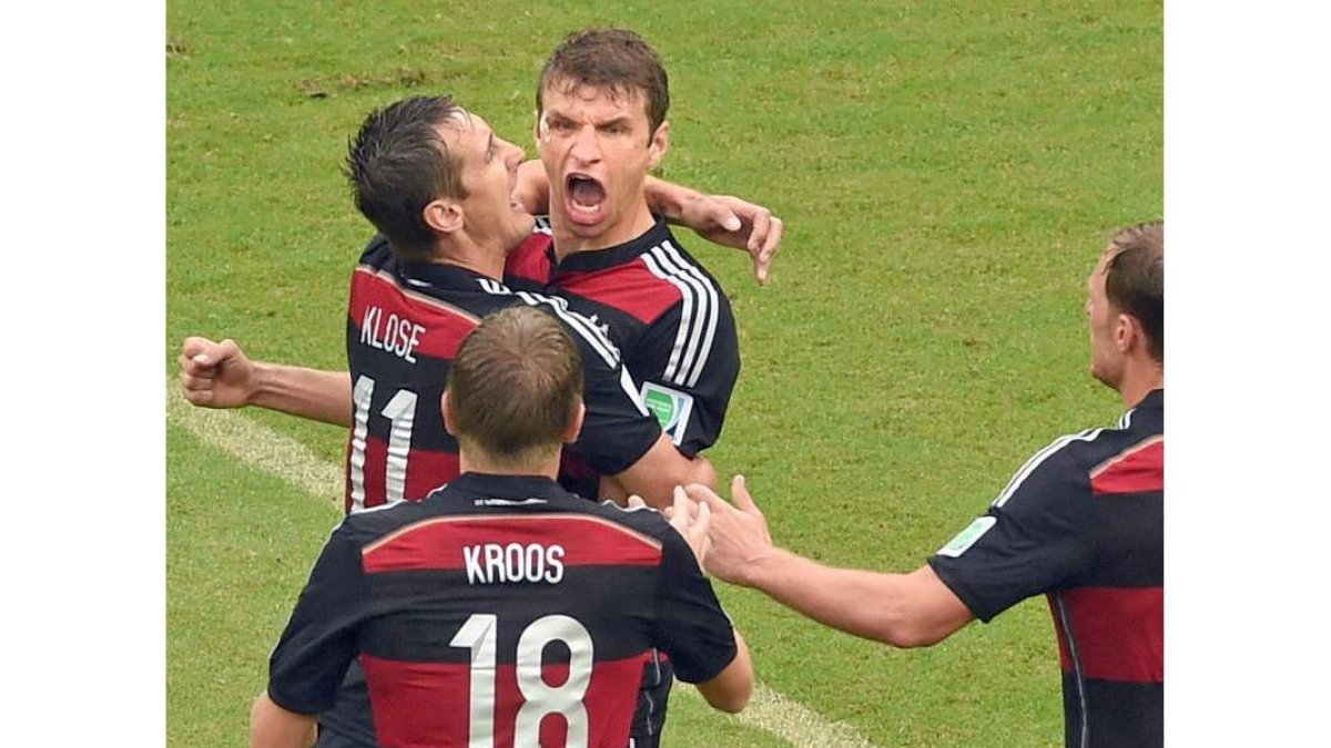 Klose y Kroos celebran con Müller el gol de los alemanes.