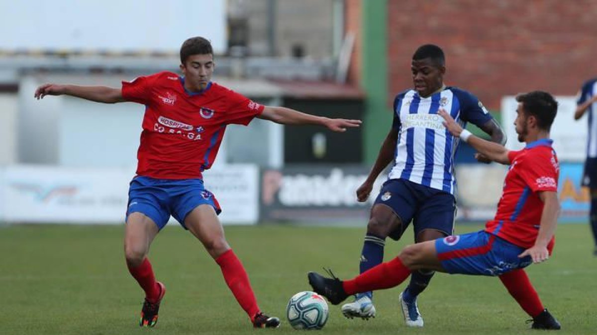Mattieu durante el partido amistoso disputado en el campo de O Couto en Orense entre el UE Ourense y la SD Ponferradina.