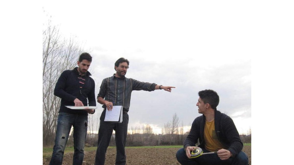 Los tres ingenieros de agrónomos que han creado el dispositivo antiplagas de roedores.