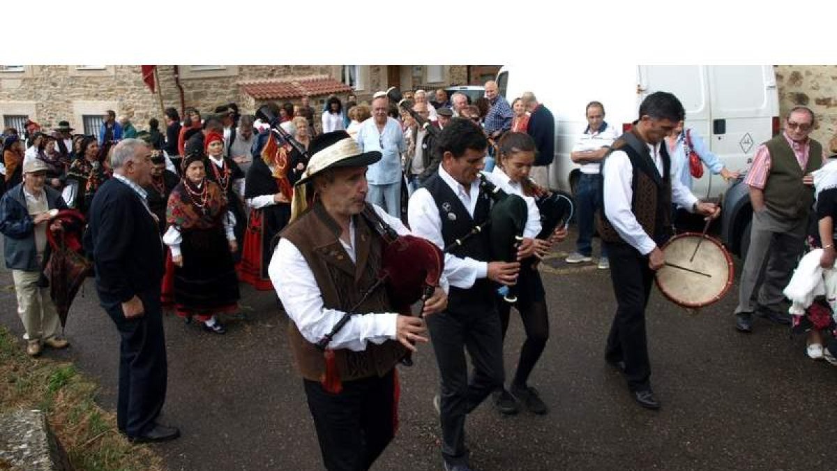 Los grupos musicales hicieron un recorrido por las calles de Felechas.