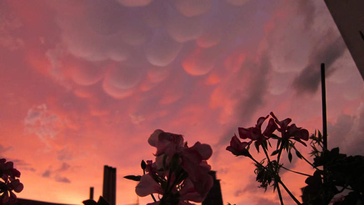 Vista de las nubes mammatus desde la avenida de América de Ponferrada.
