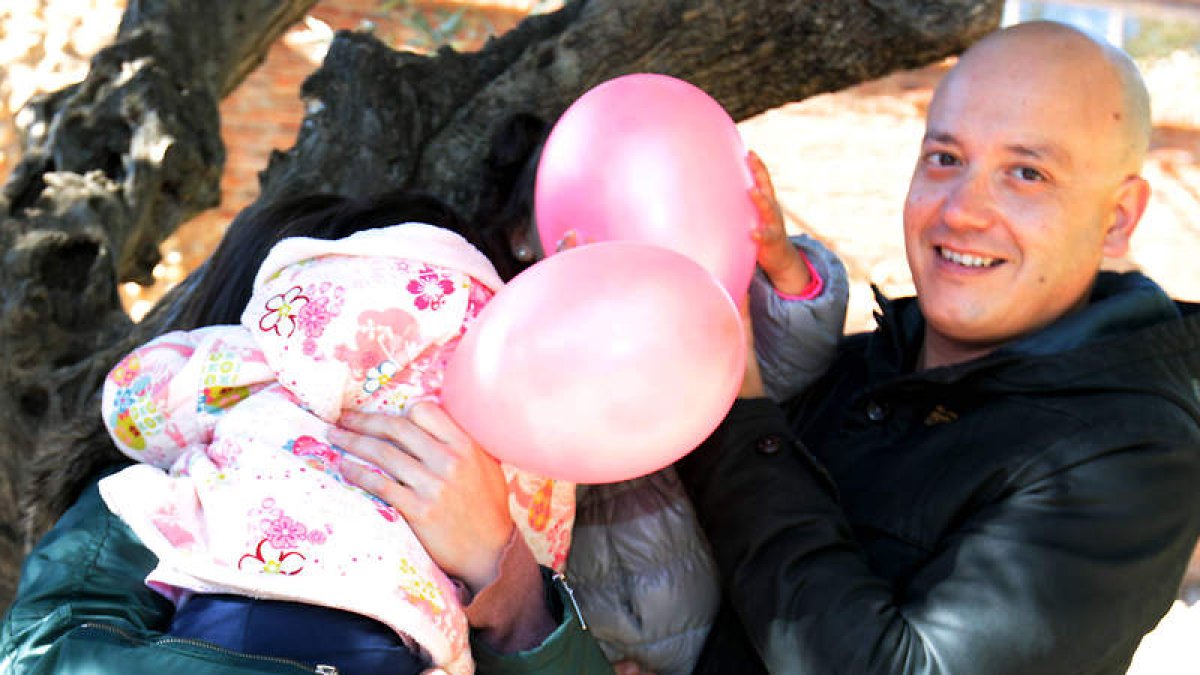 Susana y Javier juegan con sus hijas de acogida en un parque de León.