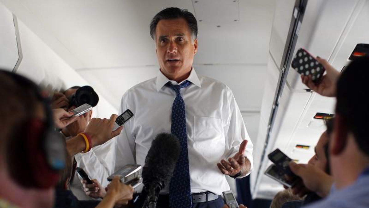 Romney habla con periodistas a bordo de su avión de campaña.