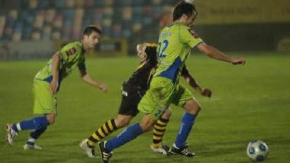 Yuri, autor del gol de la Deportiva, controla el balón ante un rival.