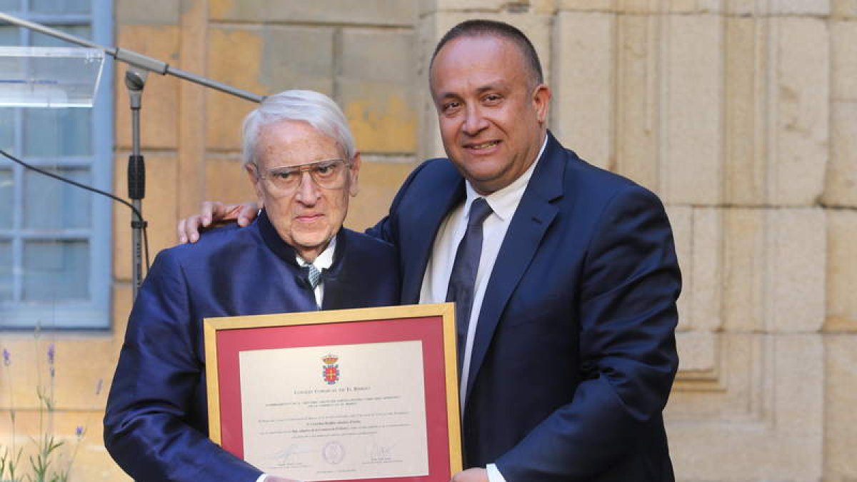Halffter recibe el reconocimiento de hijo adoptivo del Bierzo de manos de Gerardo Álvares Courel.