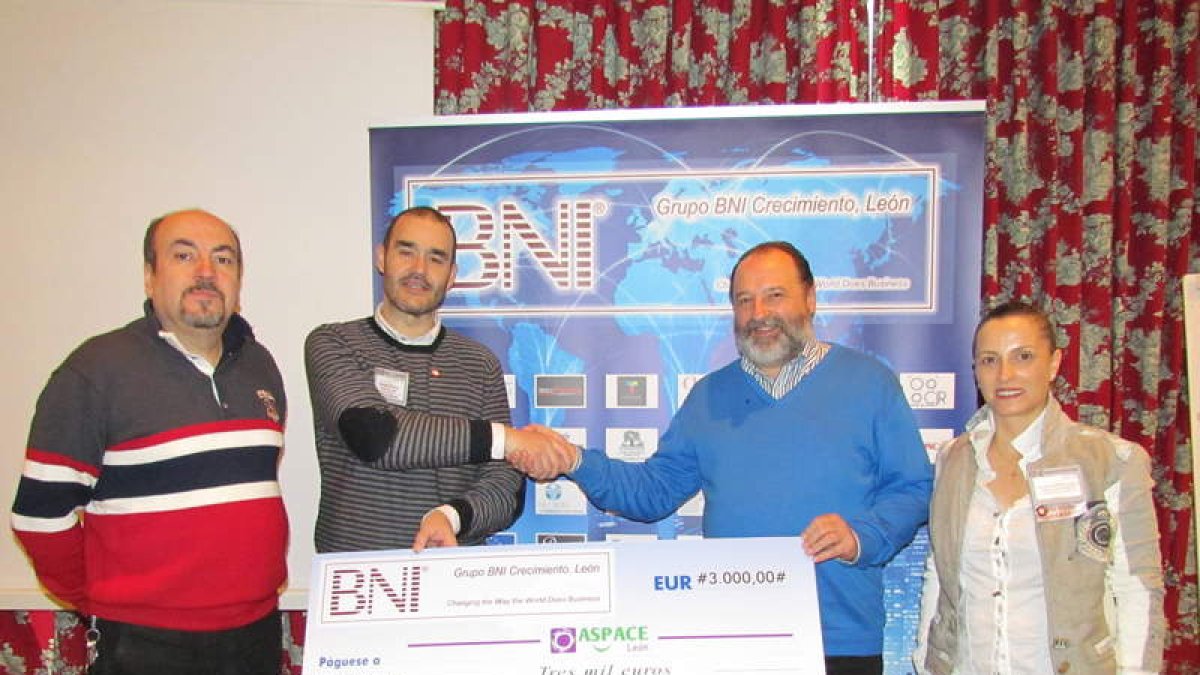 El Grupo BNI Crecimiento entregó ayer el cheque al presidente de Aspace León. DL