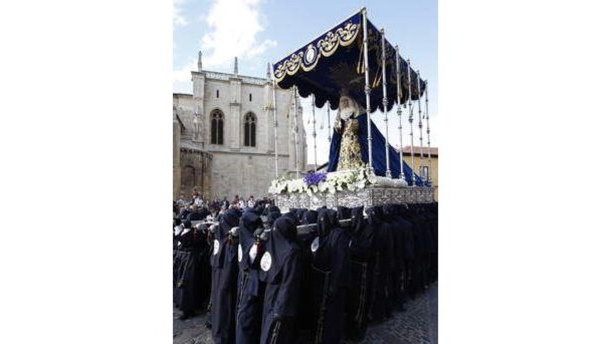 La Virgen de La Esperanza, al paso por la Colegiata de San Isidoro, en el inicio de la procesión de