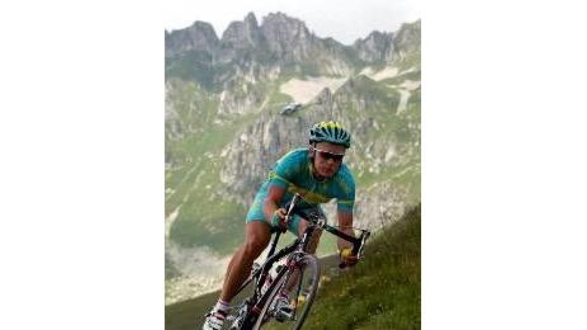 El campeón kazako Alexandre Vinokourov descendiendo La Madeleine