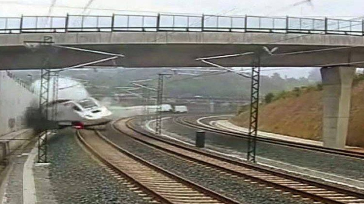 Fotografías de un video que recoge el descarrilamiento del tren al entrar en la curva. Adif confirmó ayer la autenticidad de las imágenes.
