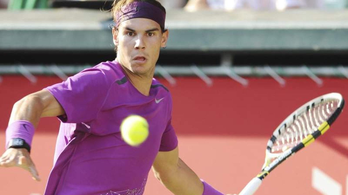 Nadal devuelve la bola al colombiano Giraldo durante el partido de cuartos de final.