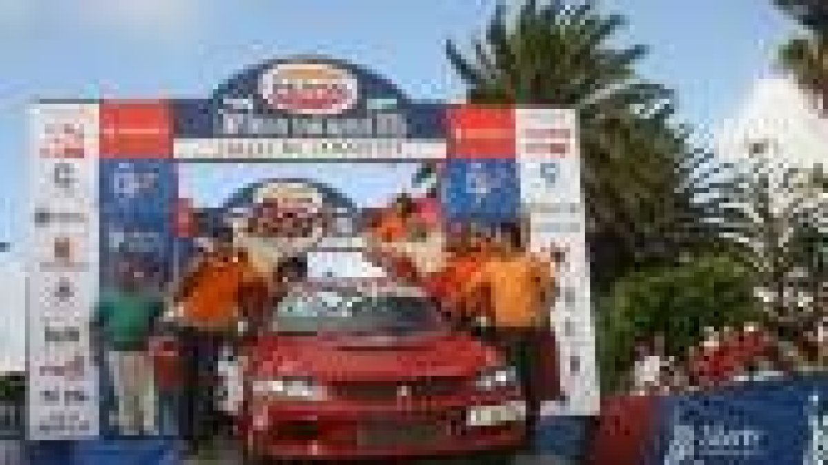 El joven piloto leonés celebrando con los suyos su triunfo en el nacional de rallies