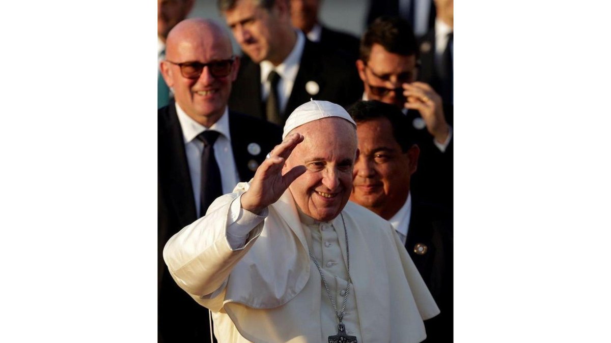 El papa Francisco se despide tras su participación en la Jornada Mundial de la Juventud 2019.