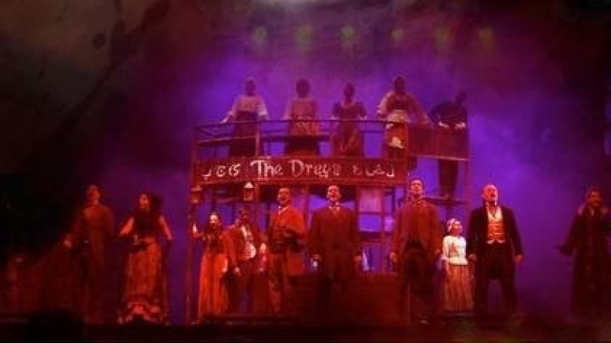 Una escena del musical ‘Jekyll & Hyde’ que desembarcará en enero en el Auditorio Ciudad de León. theatre properties