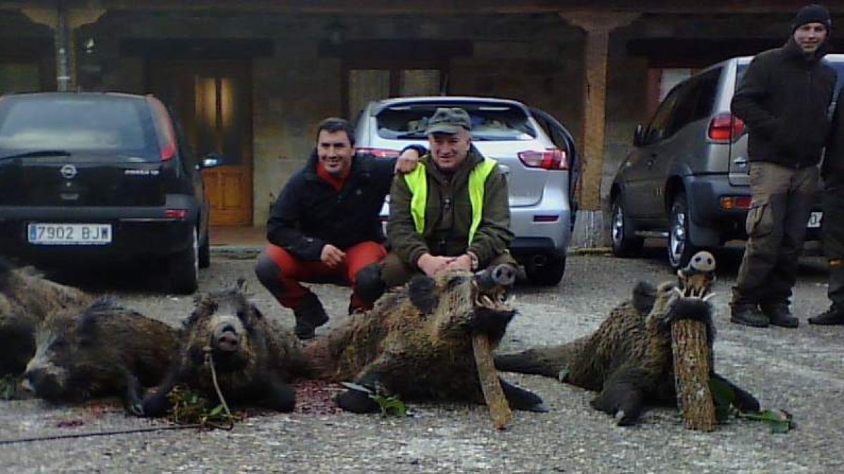 Fidel y Javier, coordinadores de la cuadrilla Vegalión, con varias capturas de jabalí fruto de una cacería.