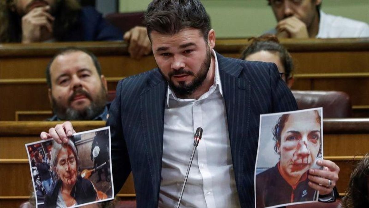 El portavoz de ERC, Gabriel Rufián, muestra unas fotografías al Gobierno.