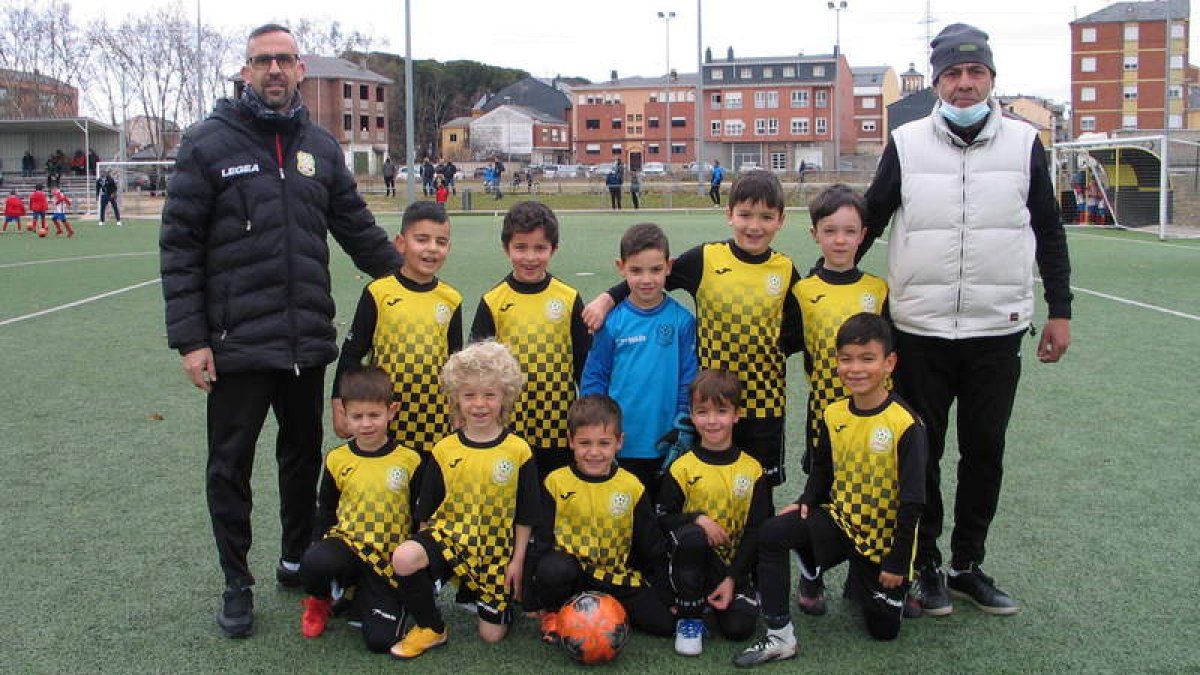 Formación del equipo del Cuatrovientos B que milita en la categoría prebenjamín. M. MACÍAS