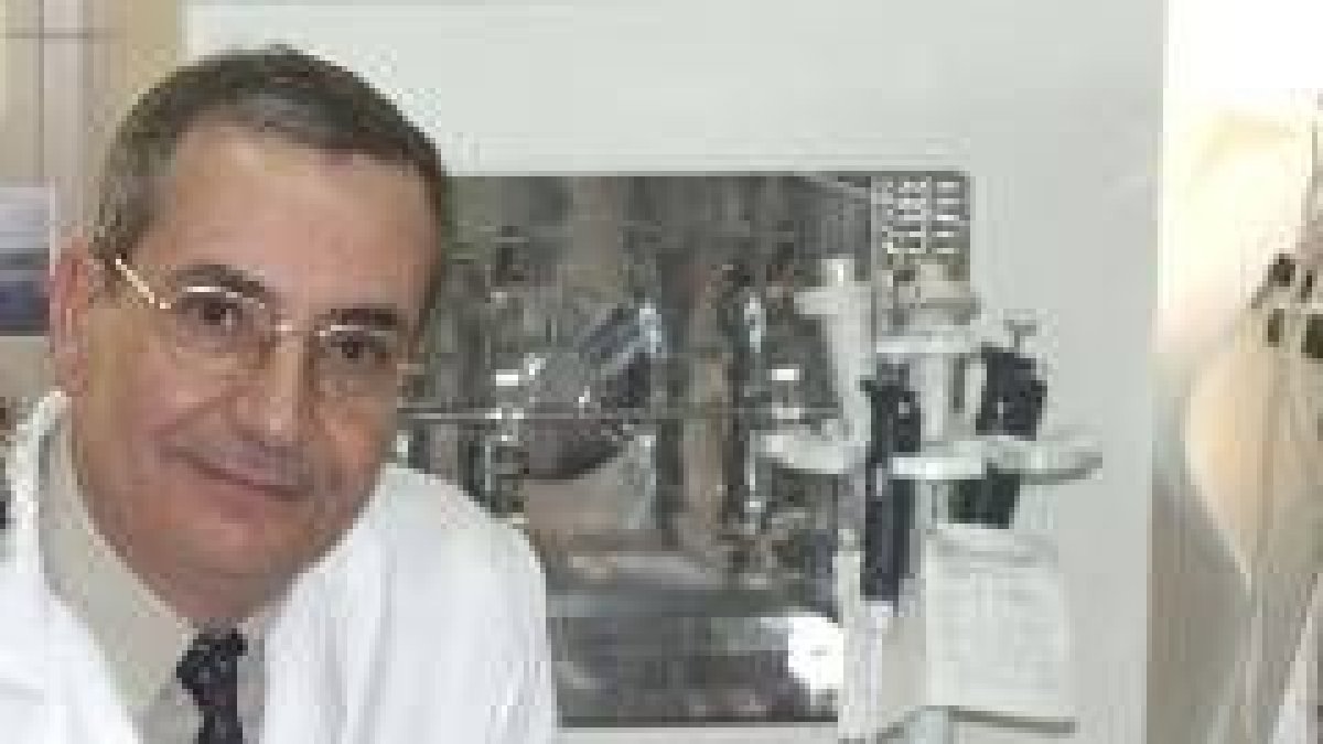 El catedrático de Sanidad Animal de la Universidad de León, Elías Rodríguez Ferri, en el laboratorio