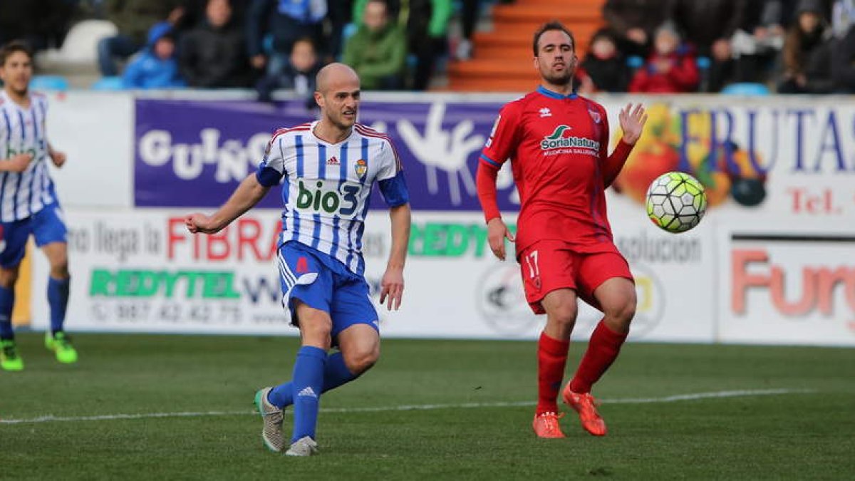La aportación de Basha al juego de la Ponferradina fue fundamental a lo largo del partido y no sólo por el gol materializado por el futbolista. L. DE LA MATA