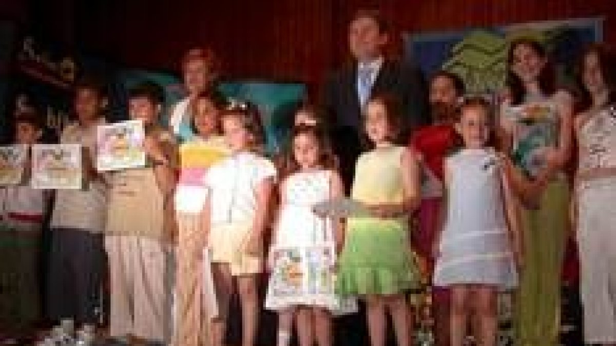 Los premiados posaron con Fernández de Santiago y Concepción Mayo