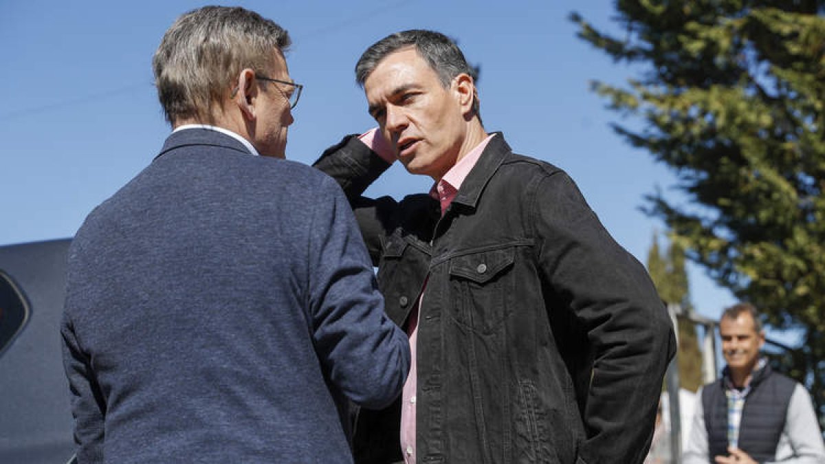El presidente del Gobierno, Pedro Sánchez, con el presidente de la Generalidad valenciana. MANUEL BRUQUE