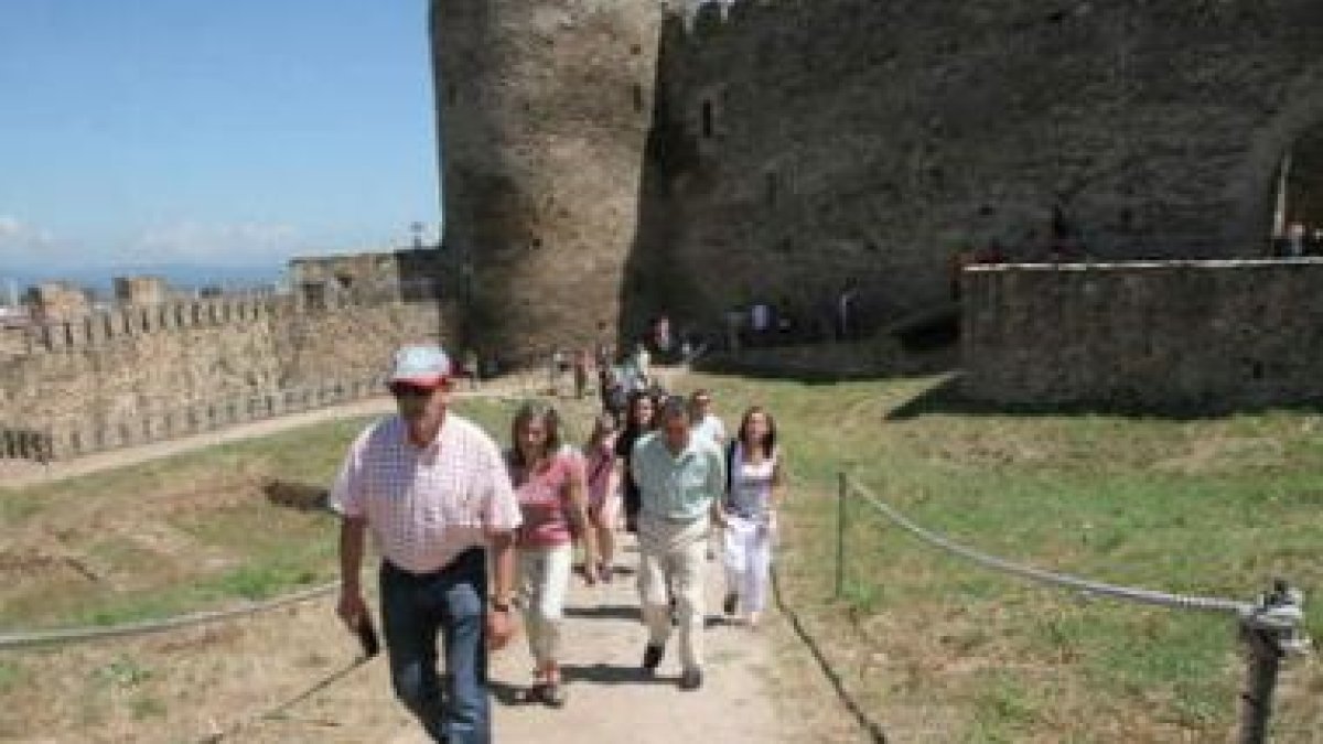 Los alumnos recorrieron ayer el castillo.
